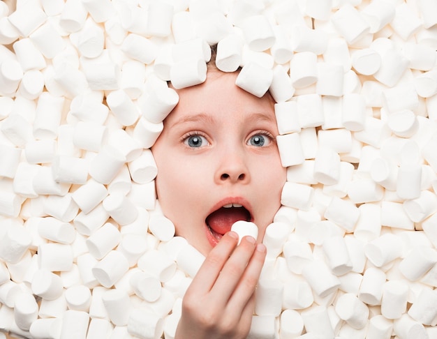 Meisje zet marshmallow in de mond