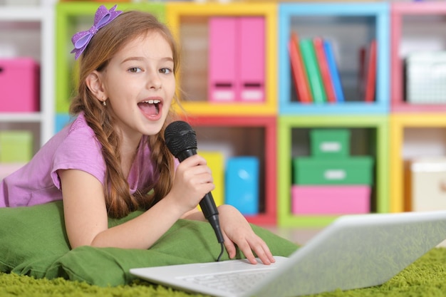 Meisje zingt karaoke