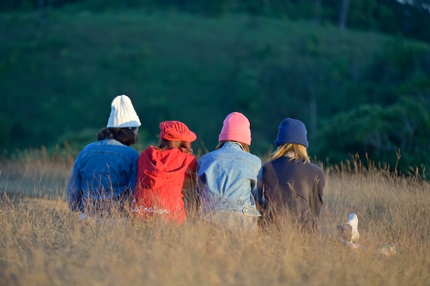 Meisje zit op berg