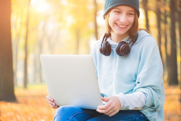 Meisje zittend op de bank met laptop