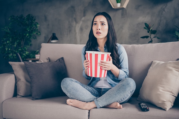 meisje zittend op de bank tv kijken