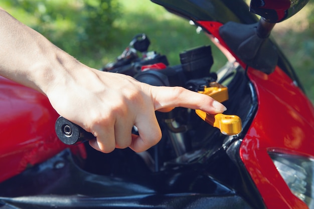 Meisje zittend op een motorfiets in het park