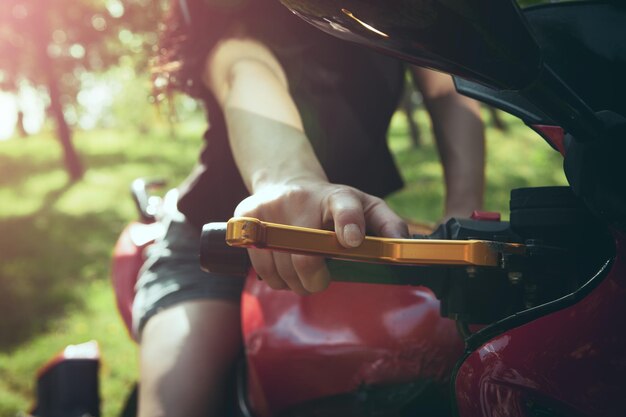 Meisje zittend op een motorfiets in het park