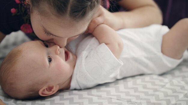 Meisje zoenen babyjongen Zus kus broertje Zoete kinderen houden van concept