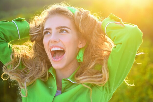 Foto meisje zonnig portret gelukkig lachende vrouw outdoor fashion