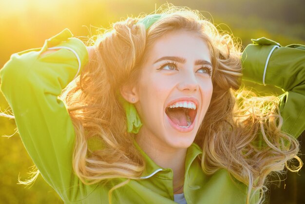 Foto meisje zonnig portret gelukkig lachende vrouw outdoor fashion