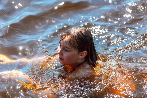 Meisje zwemt in het water