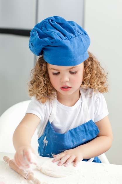 Meisjebaksel in de keuken