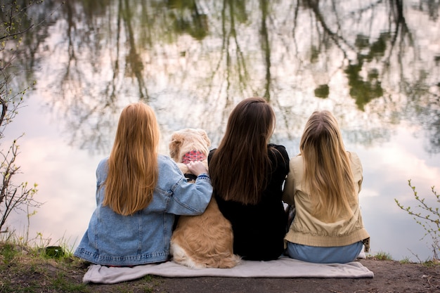 meisjes aan de rivier