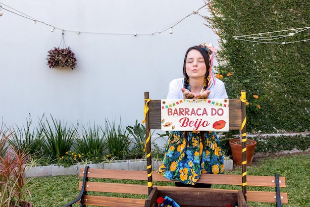 Meisjes blazende kus in Braziliaans junina-feest Vertaalkushokje