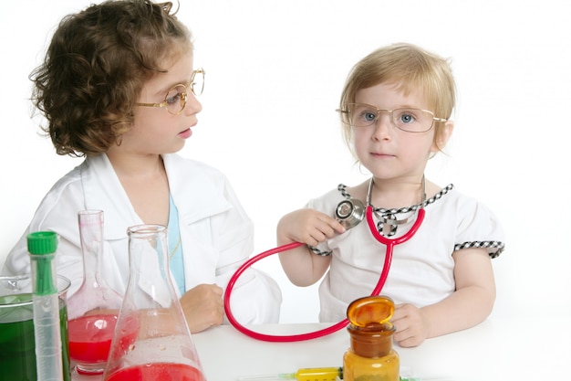 Meisjes die arts in laboratorium beweren te zijn