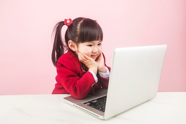 Meisjes die thuis online studeren