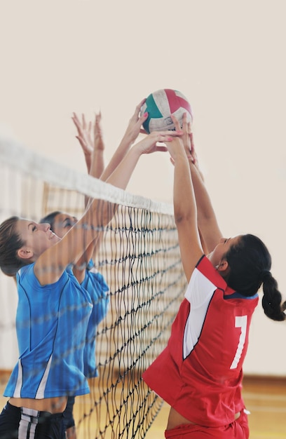 Foto meisjes die volleybal spelen binnen spel