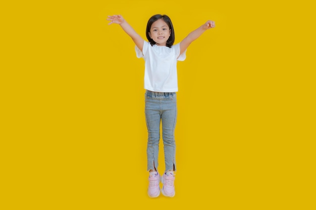 Meisjes doen verschillende poses in de studio