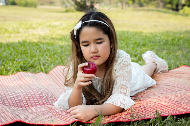 Meisjes eten appels op de mat.