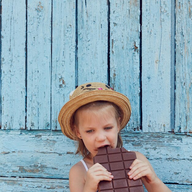 Meisjes eten chocolade