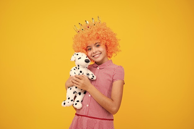 Meisjes feest grappig kind in fancy clown pruik in kroon Kind koningin slijtage diadeem tiara Schattige kleine prinses portret