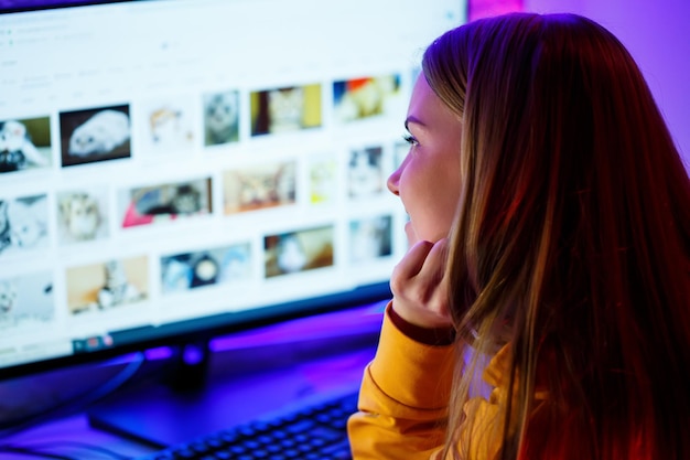 Meisjes freelancer kijkt op het computerscherm nieuws over bosbranden en het virus covid19