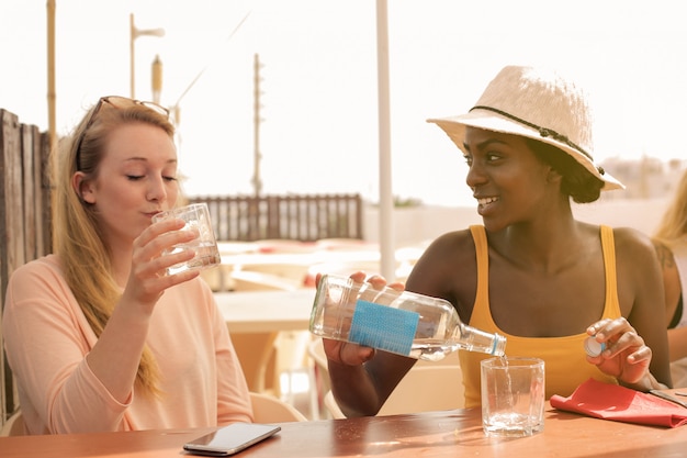 Meisjes hebben drankje in de zomer