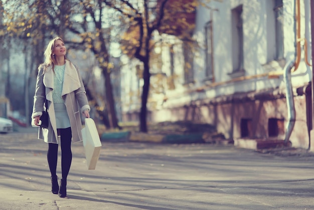 Meisjes herfstwandeling door Moskou