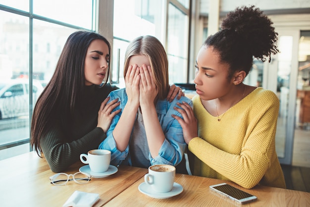 Meisjes in café