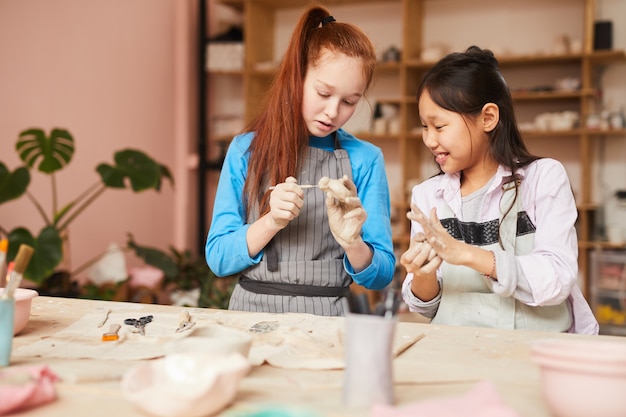 Meisjes in de pottenbakkerij