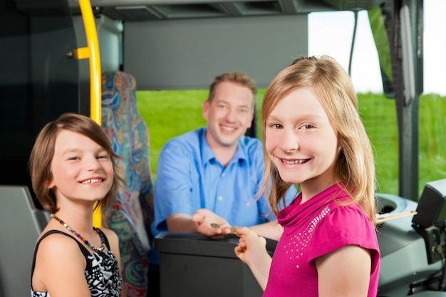 meisjes in een bus met buschauffeur