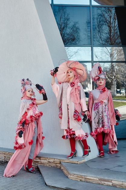 Meisjes in nieuwe mode Vogue creatieve kleding poseren op straat, roze jurk en hoed, etnische kleding