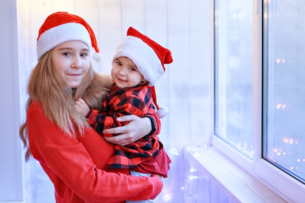 Meisjes in rode kerstmutsen.