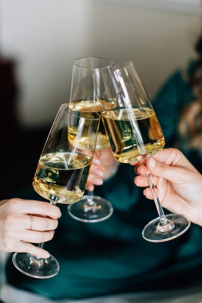 Meisjes juichen met champagne. Rammelende wijnglazen