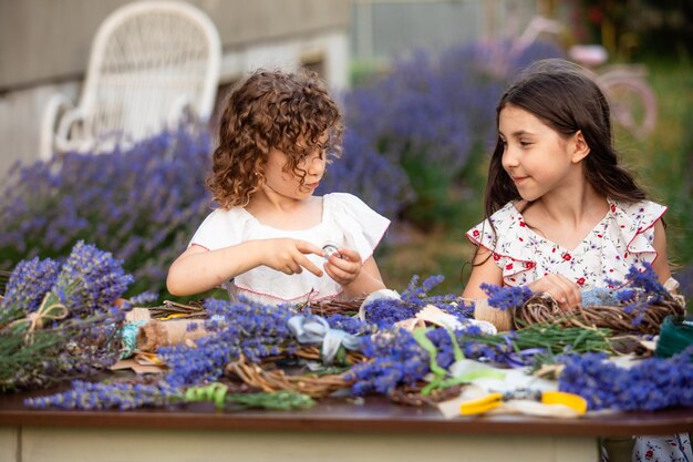 Meisjes maken zelfgemaakte lavendelkransen als decor voor thuis of cadeau