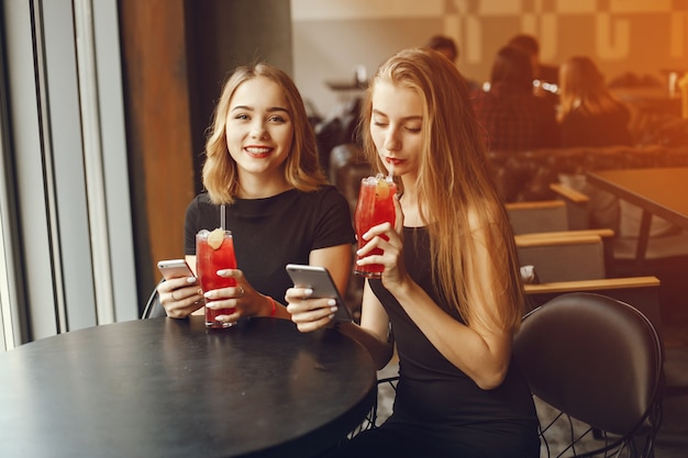 meisjes met cocktails