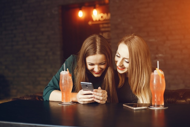 meisjes met cocktails