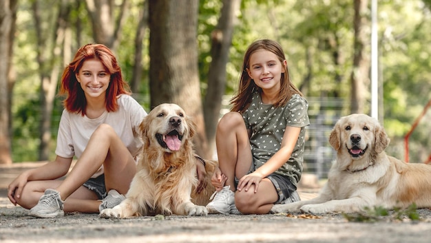 Meisjes met golden retriever-honden