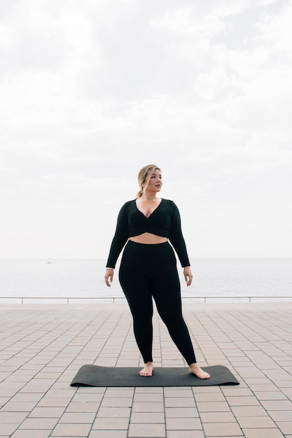 Meisjes met grote maten trainen voor de oceaan