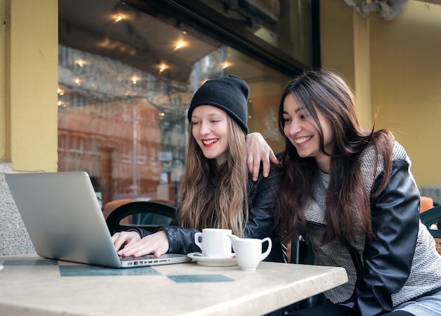 Meisjes met plezier in een coffeeshop