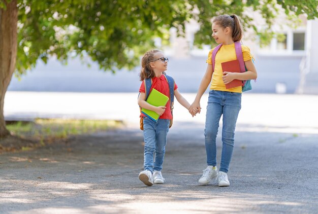 Meisjes met rugzak gaan naar school