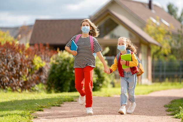 Meisjes met rugzak gaan naar school