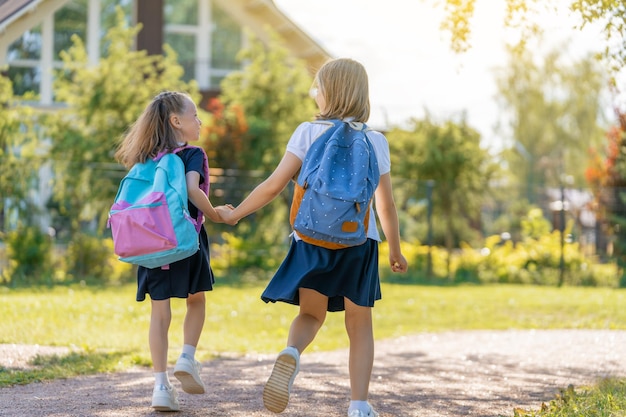 Meisjes met rugzak gaan naar school