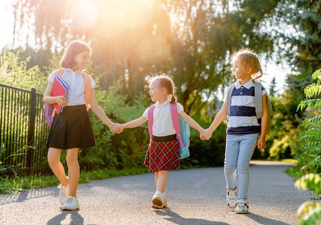 Meisjes met rugzak gaan naar school