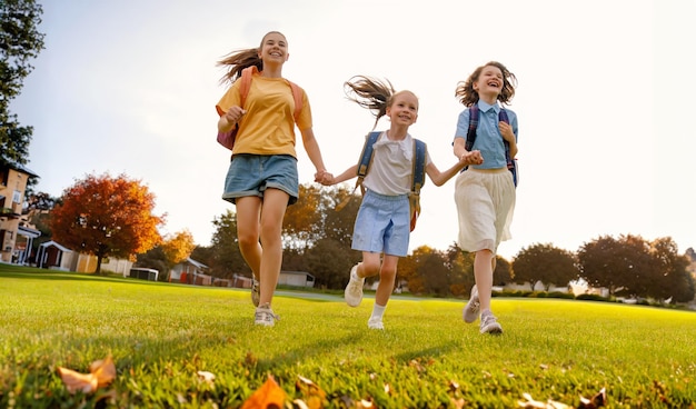 Meisjes met rugzakken gaan naar school