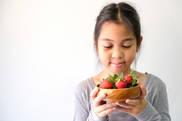 Meisjes met verse rode aardbeien, gezonde voeding