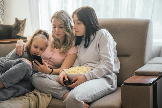 Meisjes ontmoeten in een warme huiselijke sfeer met popcorn