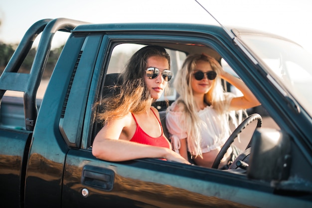 Meisjes op een road trip