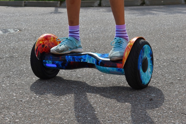 Meisjes rijden op hoverboard op de weg