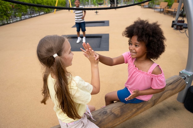 Meisjes spelen samen medium shot