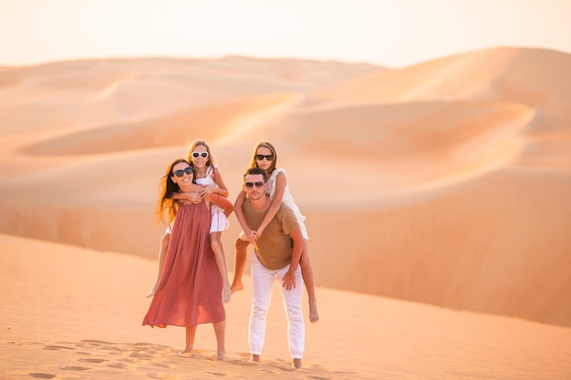 Meisjes tussen de duinen in de Rub al-Khali-woestijn in de Verenigde Arabische Emiraten