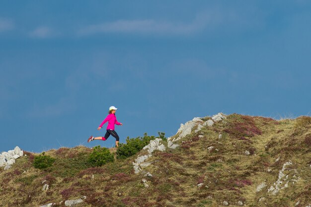 Meisjesatleet loopt in de bergen