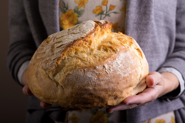 Meisjesbakker die vers wit brood houdt