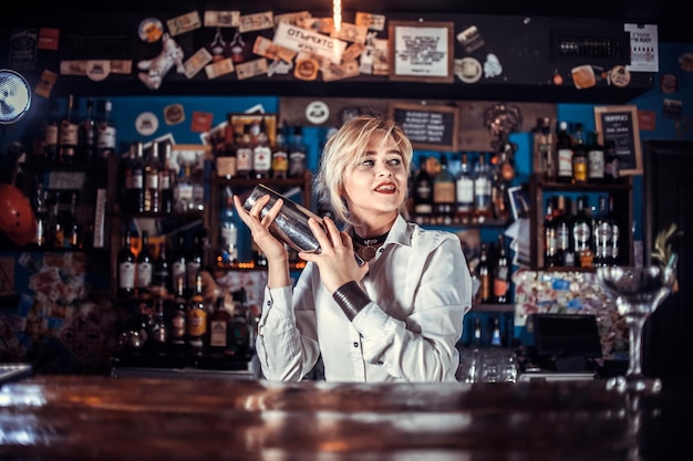 Meisjesbarman maakt een cocktail in het bierhuis